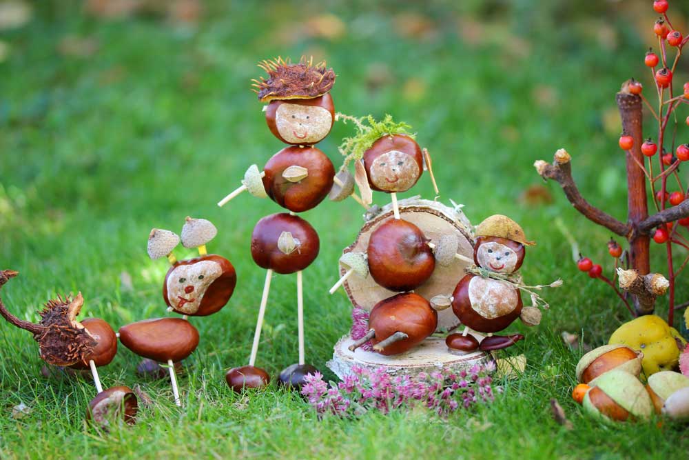 basteln-mit-kastanien-familie-mit-hund