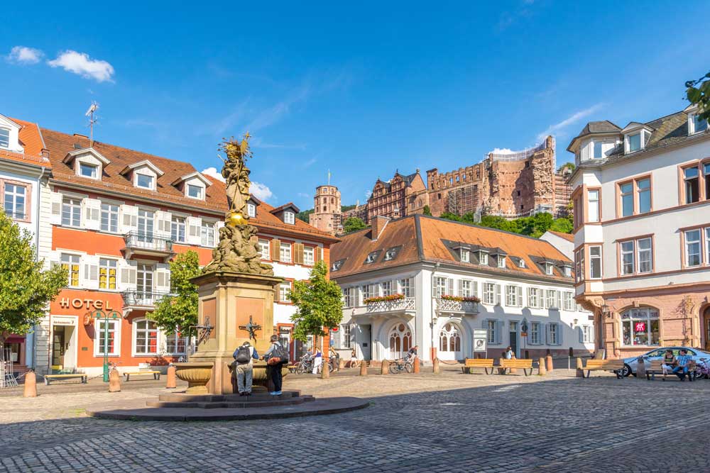 Kornmarkt-mit-Blick-auf-das-Schloss-Heidelberg