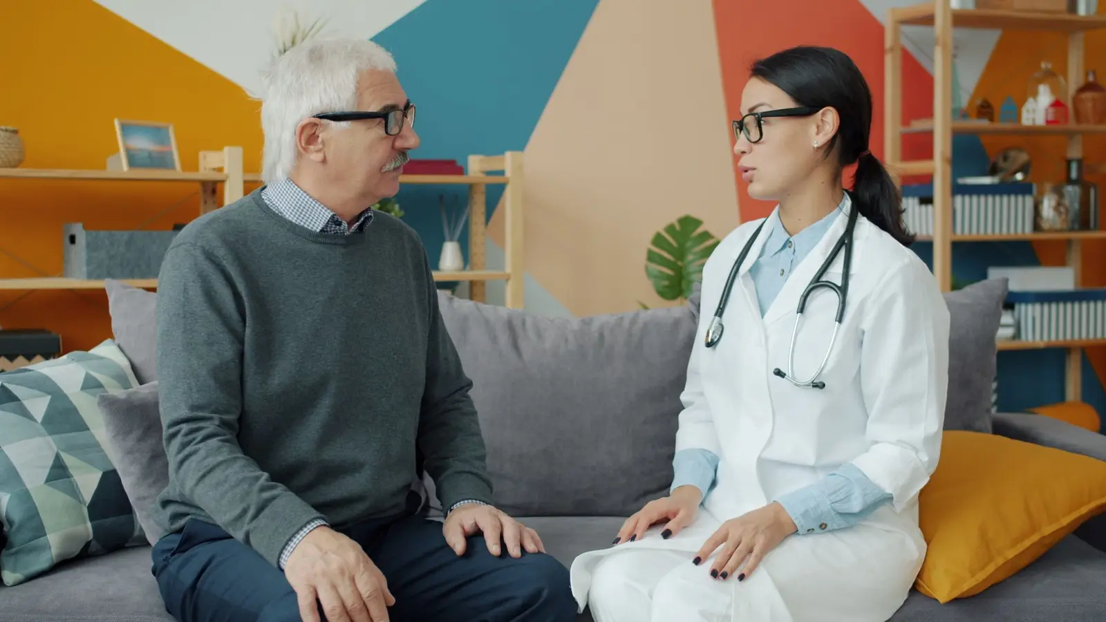 Ärztin spricht mit einem älteren Patienten über Gesundheitsvorsorge