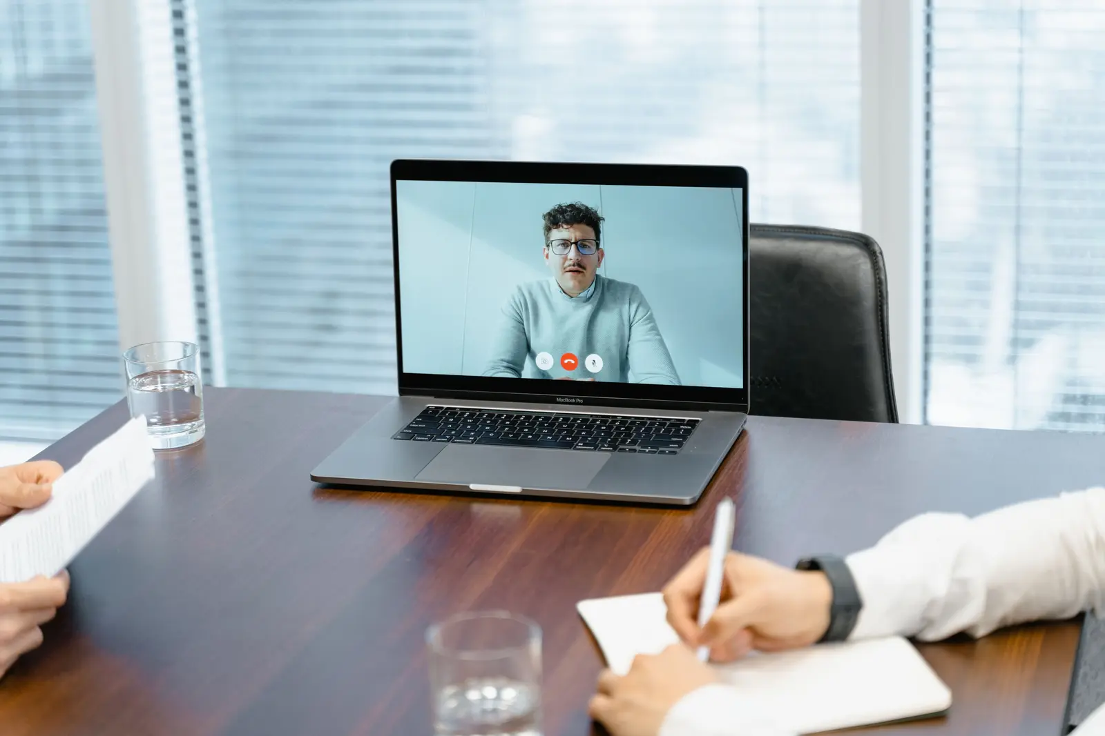 Laptop zeigt einen Mann in einem Videoanruf während eines Geschäftsgesprächs
