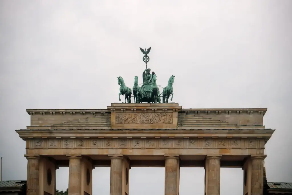 Brandenburger Tor in Berlin mit der Quadriga unter bewölktem Himmel