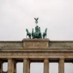 Brandenburger Tor in Berlin mit der Quadriga unter bewölktem Himmel