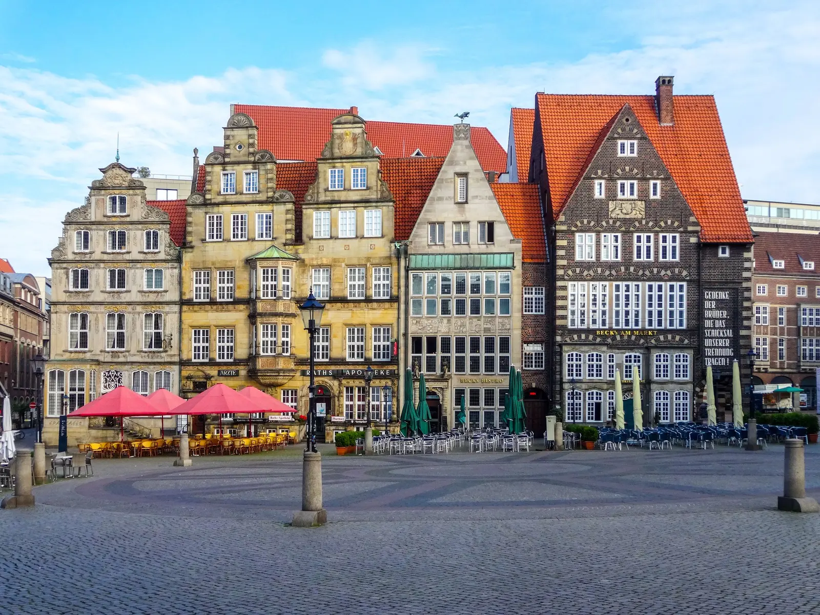 Historische Giebelfassaden am Bremer Marktplatz bei blauem Himmel
