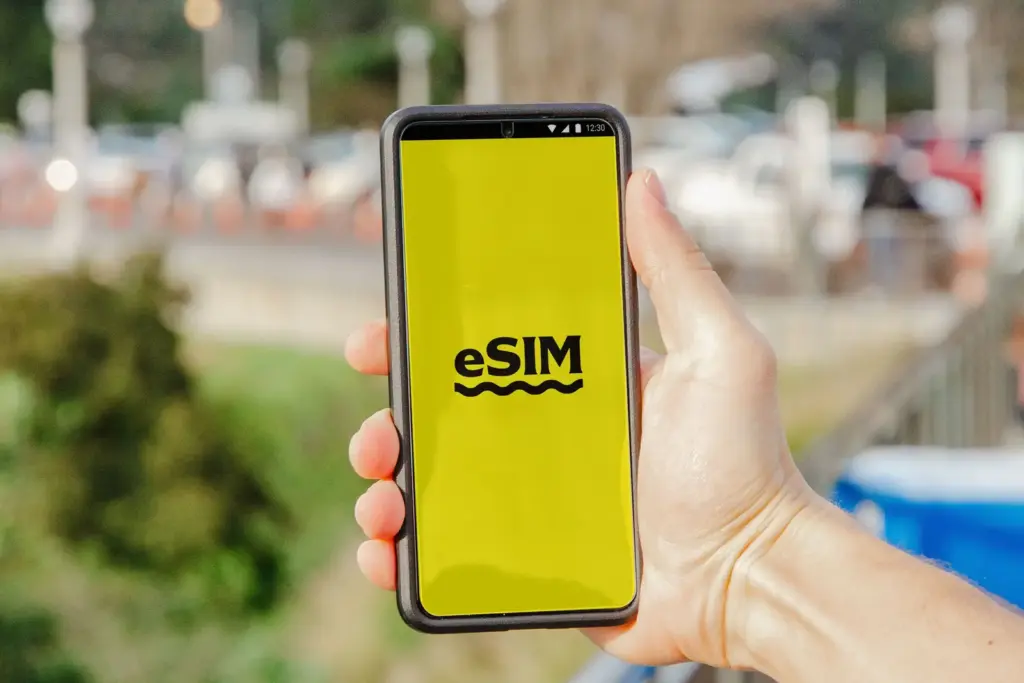 Smartphone mit eingeblendeter eSIM-Anzeige