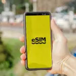 Smartphone mit eingeblendeter eSIM-Anzeige