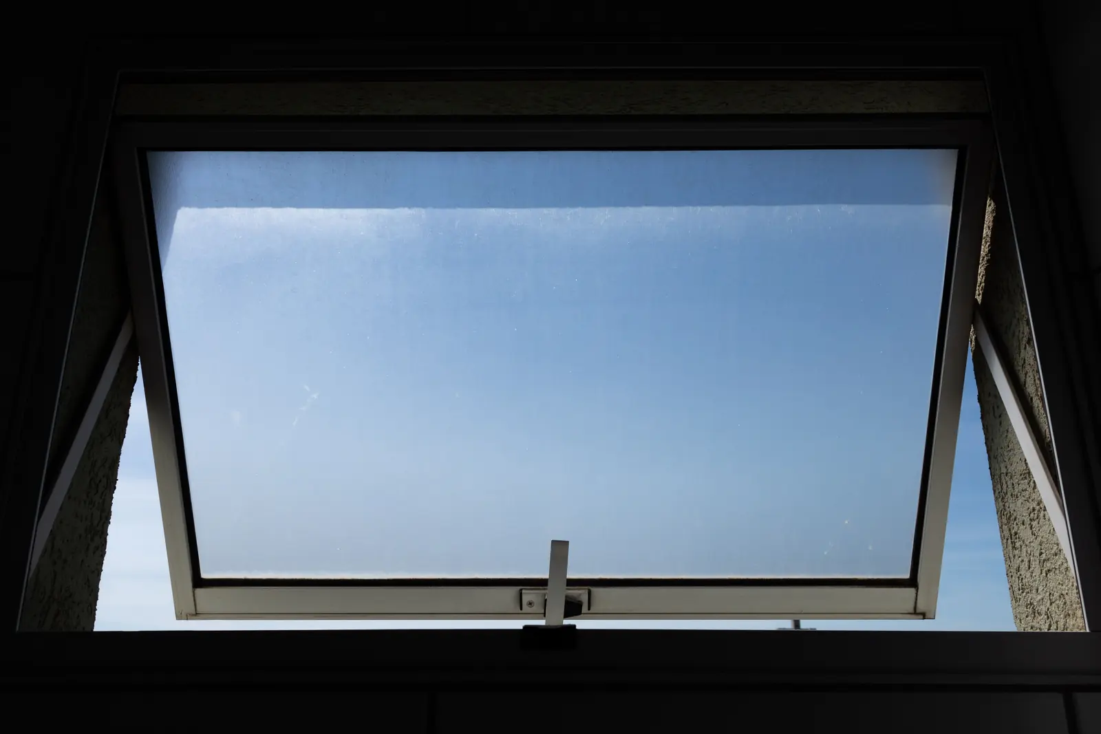 Geöffnetes Dachfenster für einen schnellen Luftaustausch