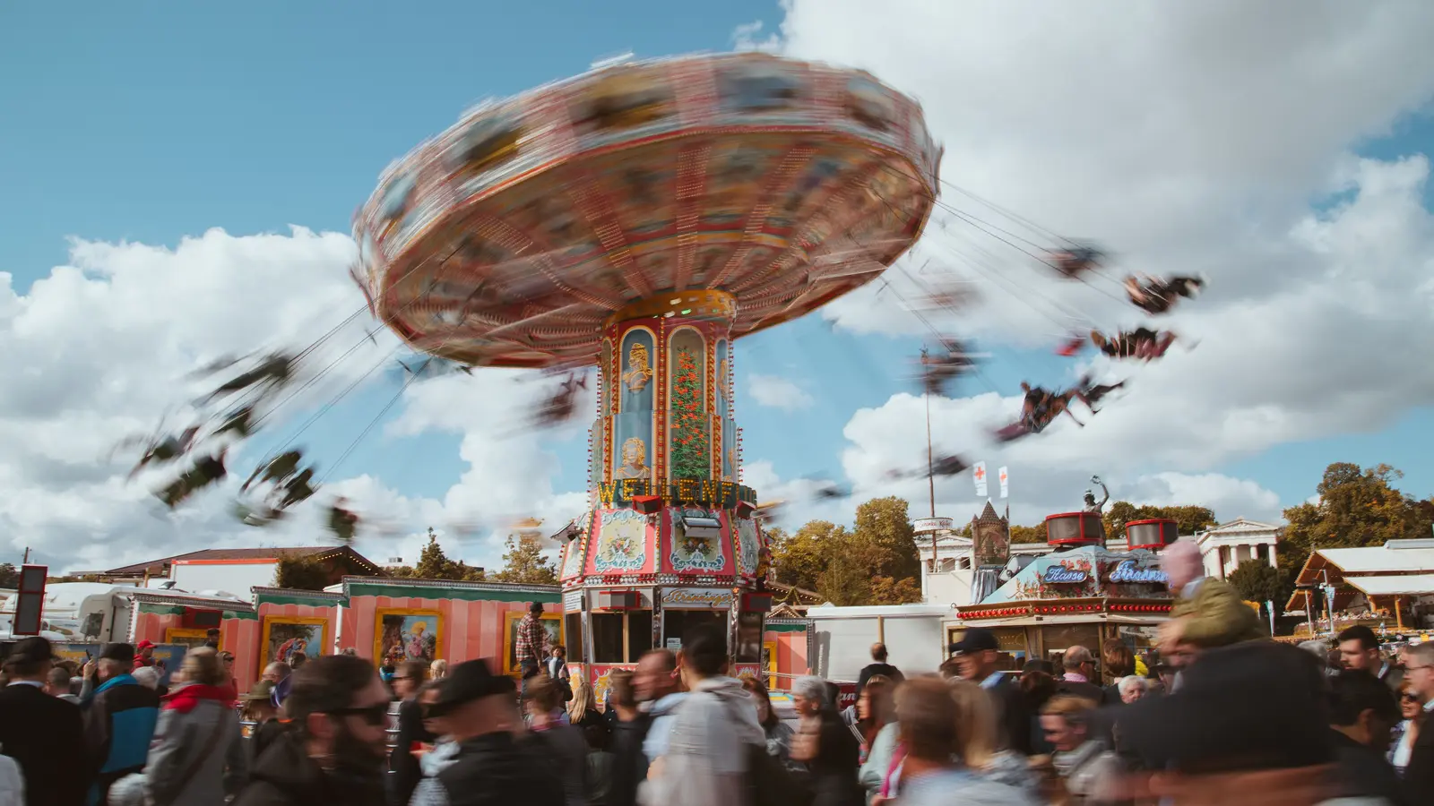 Kettenkarussell und Menschenmenge auf dem Oktoberfest in München