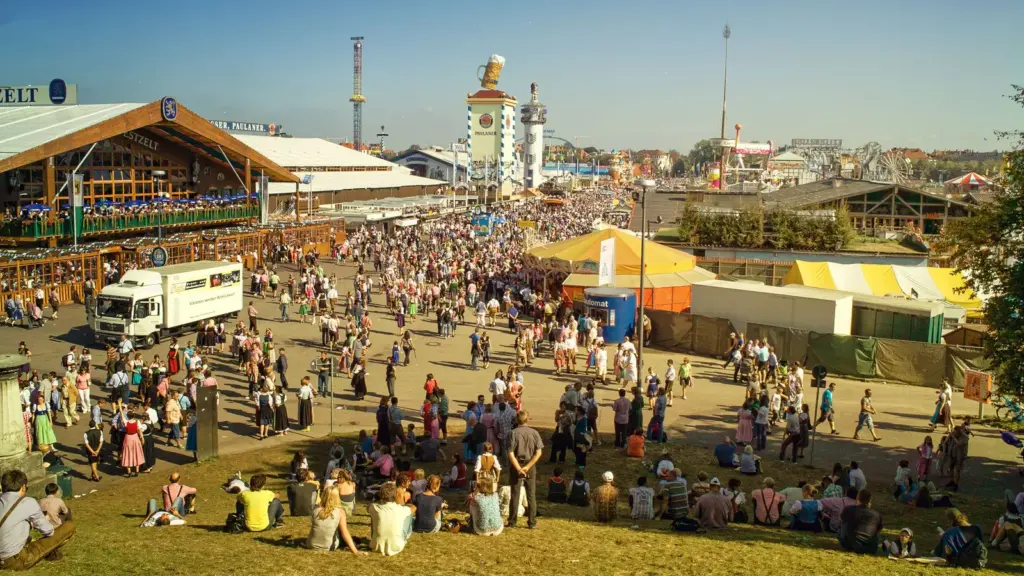 Blick über das gut besuchte Oktoberfest auf der Münchner Theresienwiese