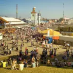 Blick über das gut besuchte Oktoberfest auf der Münchner Theresienwiese