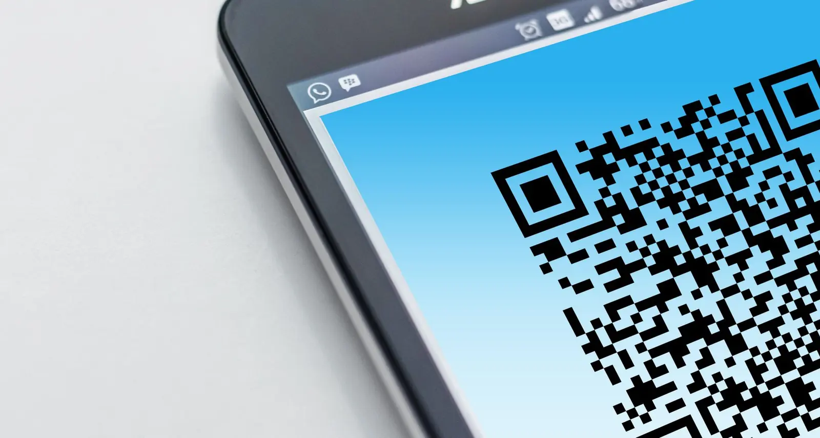 Nahaufnahme eines QR-Codes auf einem Smartphone-Display