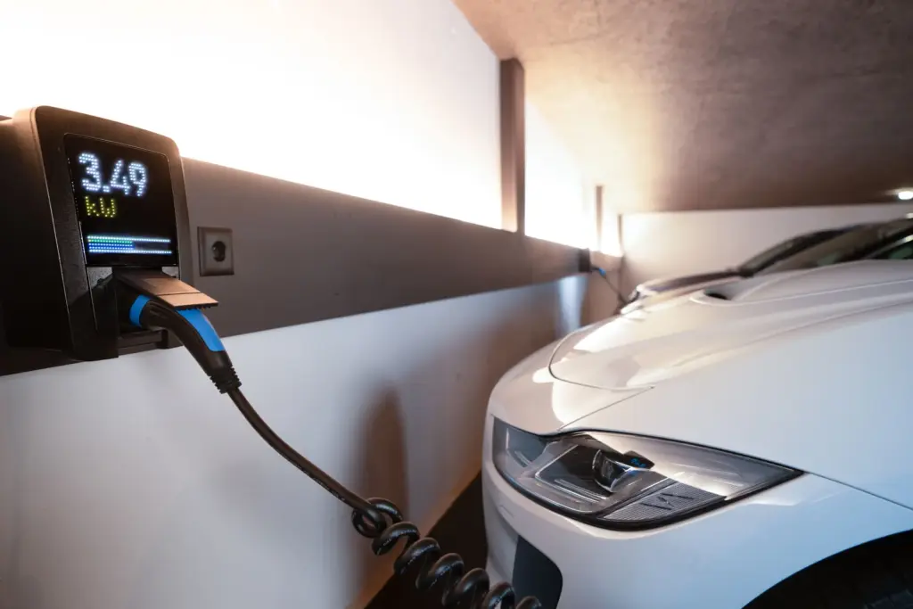 Elektroauto lädt an einer Wallbox mit digitaler Leistungsanzeige von 3,49 Kilowatt