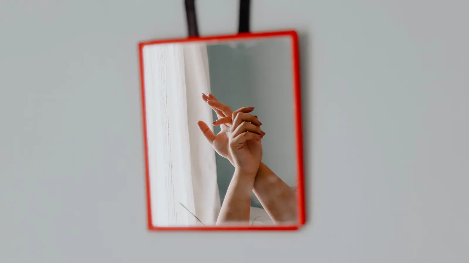 Hände und ihre Spiegelung als anschaulicher Vergleich für Chiralität