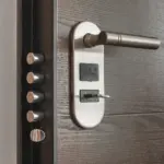 Geöffnete Haustür mit mehreren Verriegelungsbolzen, Schloss und eingestecktem Schlüssel