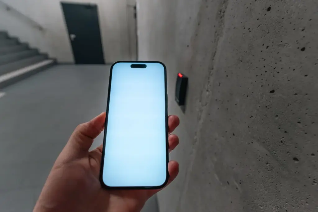 Smartphone wird an einem NFC-Zutrittspunkt als digitaler Nachweis verwendet