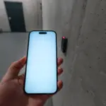 Smartphone wird an einem NFC-Zutrittspunkt als digitaler Nachweis verwendet