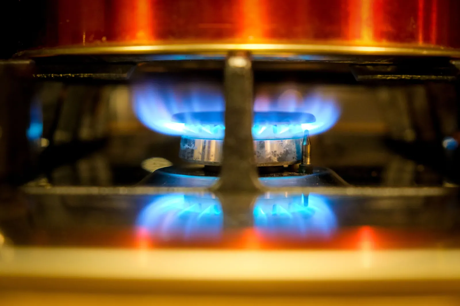 Blaue Gasflamme an einem Herd als Beispiel für eine Verbrennung mit Sauerstoffbedarf