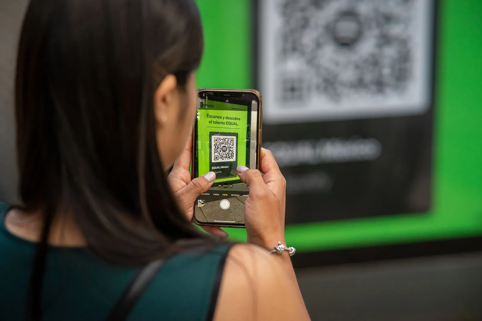 Smartphone scannt einen QR-Code als Beispiel für die digitale Dokumentübertragung