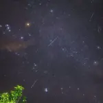 Mehrere Meteorspuren am Sternenhimmel nahe dem Sternbild Orion