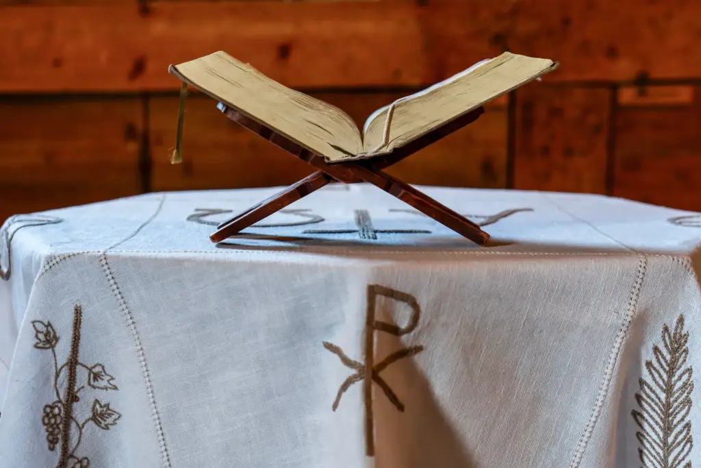 Historische Bibel auf einem Holzständer in einem Kirchenraum