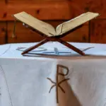Historische Bibel auf einem Holzständer in einem Kirchenraum