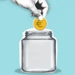 Eine Hand legt eine Euro-Münze in ein Sparglas
