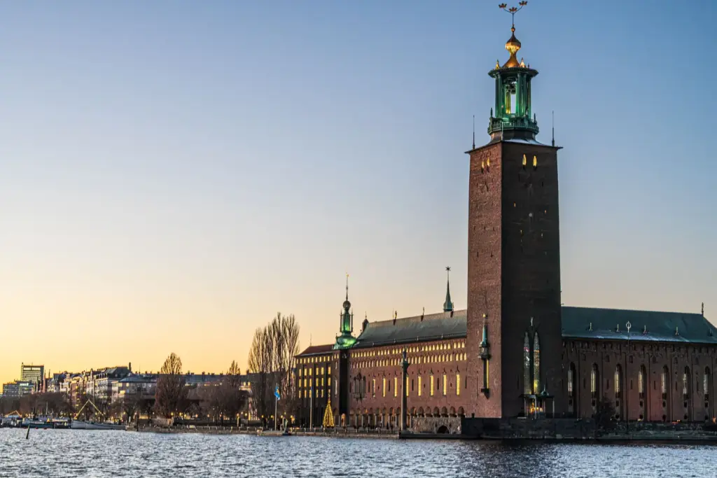 Stockholmer Rathaus am Wasser bei Sonnenuntergang