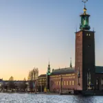 Stockholmer Rathaus am Wasser bei Sonnenuntergang