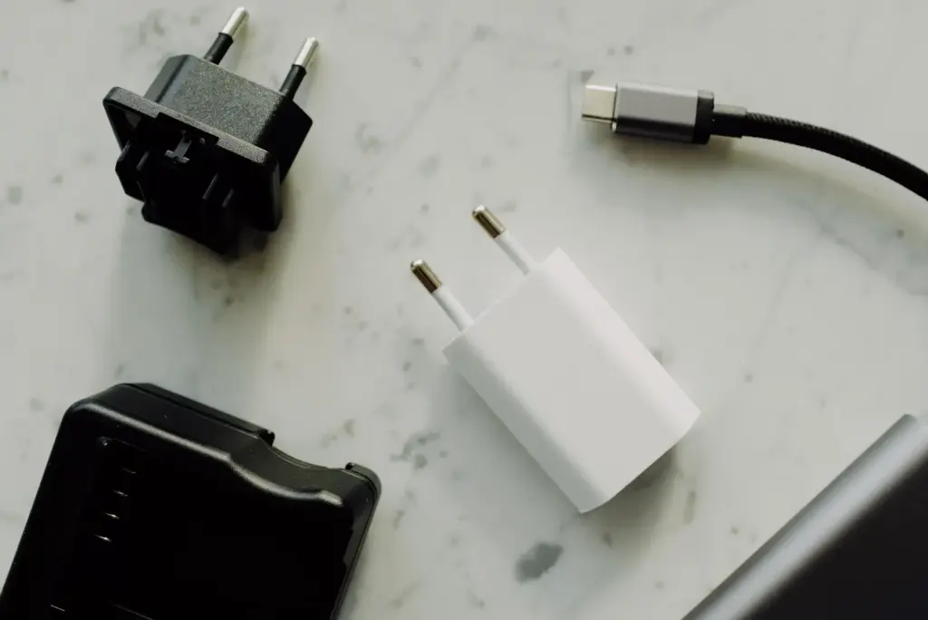 Mehrere Netzteile und ein USB-C-Ladekabel auf einer hellen Marmorfläche