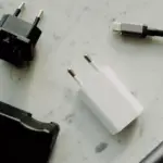 Mehrere Netzteile und ein USB-C-Ladekabel auf einer hellen Marmorfläche