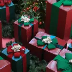 Rot und grün verpackte Weihnachtsgeschenke vor festlicher Dekoration