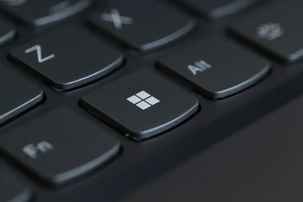 Nahaufnahme der Windows-Taste auf einer dunklen Laptop-Tastatur