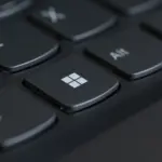 Nahaufnahme der Windows-Taste auf einer dunklen Laptop-Tastatur
