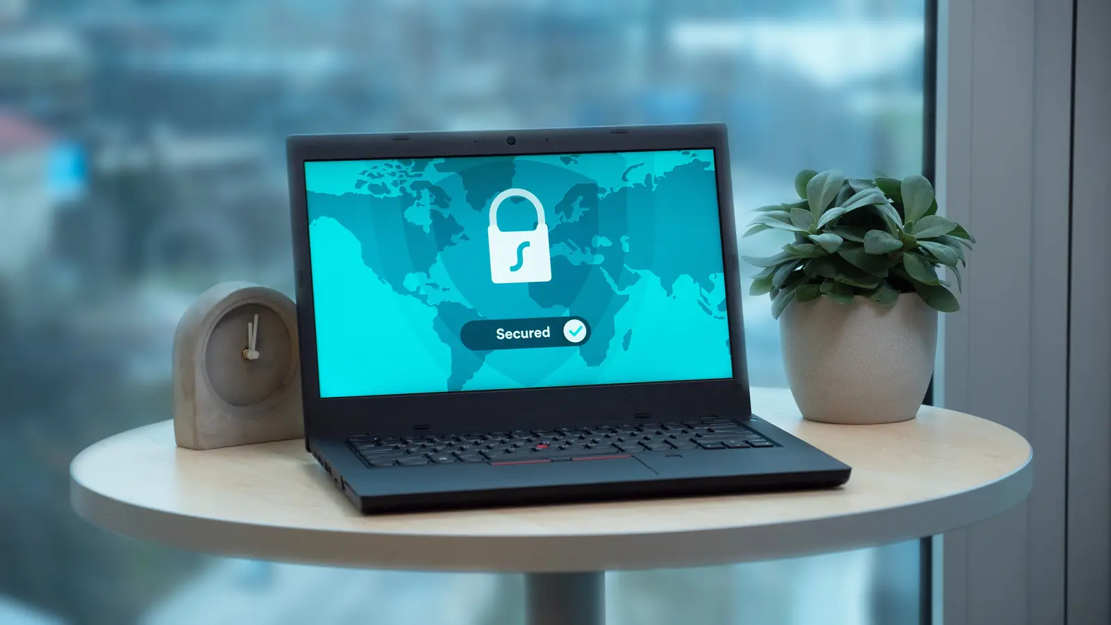 Laptop mit eingeblendeter Schlossgrafik als Symbol für Sicherheitsupdates